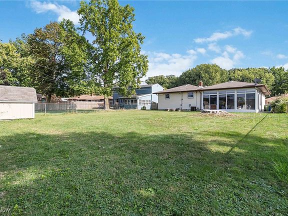 4th image of 36085 Hillcrest Dr