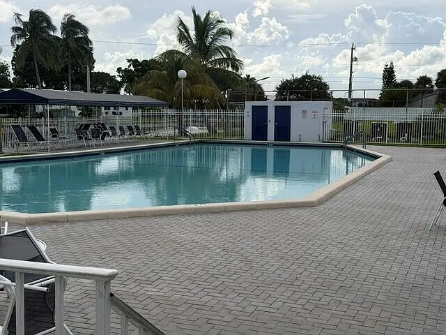 2 bed, 2.0 bath, 1975 sqft, $1,700 — Photo 2