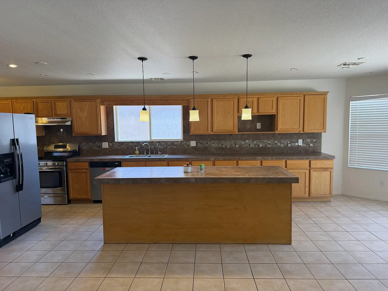 4 bed, 2886 sqft, $2,395 — Photo 4