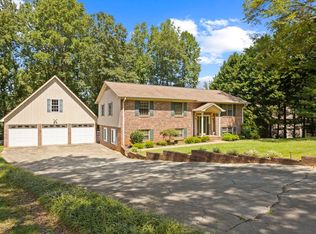 32 Country Club Dr, Greer, SC 29651