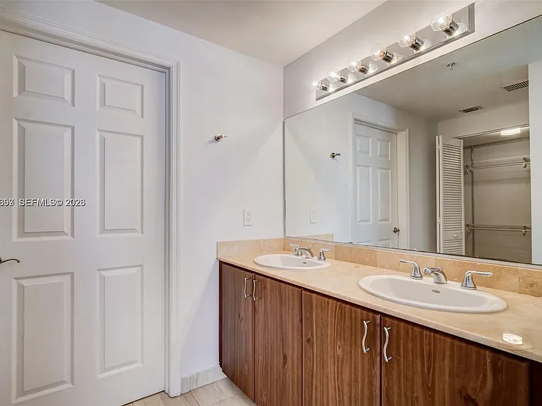 2425 SW 27th Ave #806 — Photo 24