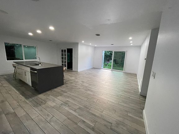 View once you enter the house. Kitchen to the left, Livingroom in front with view and access to the backyard, extra living room to the left via sliding doors. Main en suite and living room are behind the kitchen