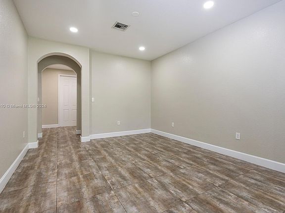 4th image of 2833 NE 1st Dr