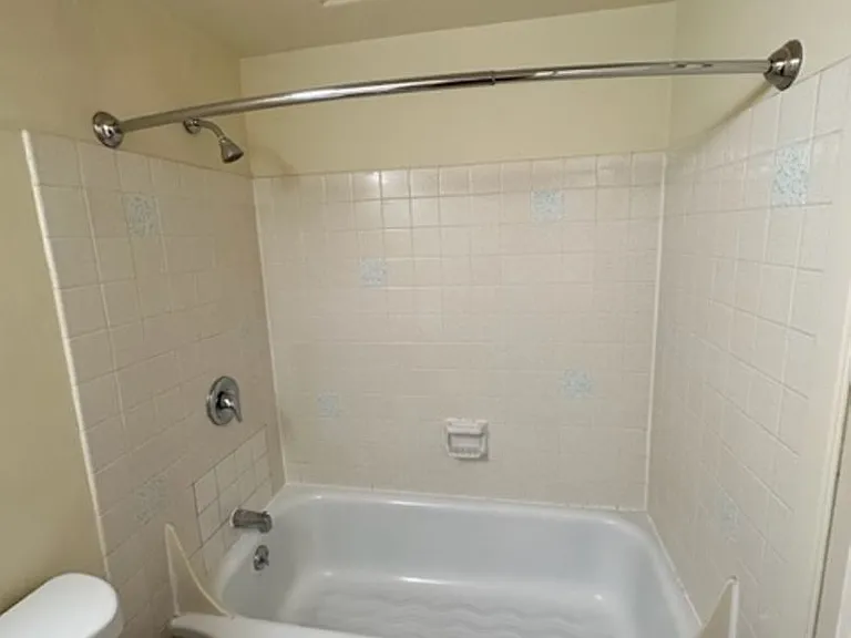 Eugene Manor Apartments — Photo 16