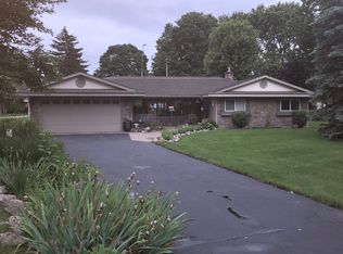 60688 Lillian St, South Lyon, MI 48178