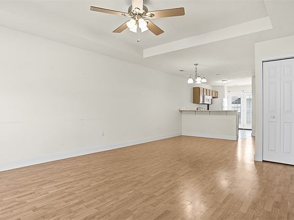 4th image of 607 Locust St