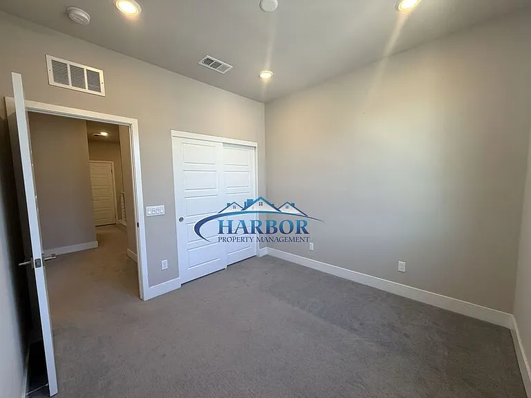 1492 W Sunrise Ln — Photo 15