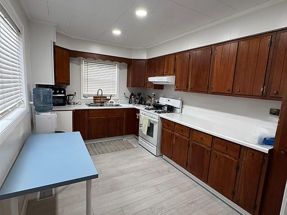 5th image of 403 S Chestnut St