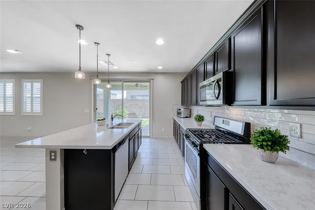 4 bed, 3.0 bath, 2459 sqft, $2,750 — Photo 3