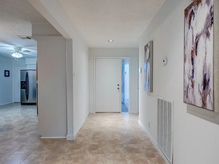 1722 S Kirkwood Rd — Photo 2