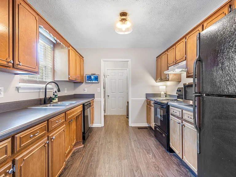2423 Sawmill St — Photo 11