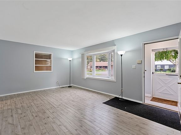 3rd image of 8 Homeland Rd