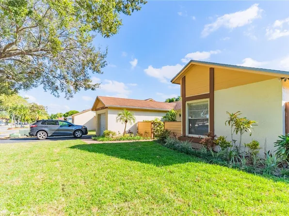 5860 NW 198th Ter, Hialeah, FL 33015