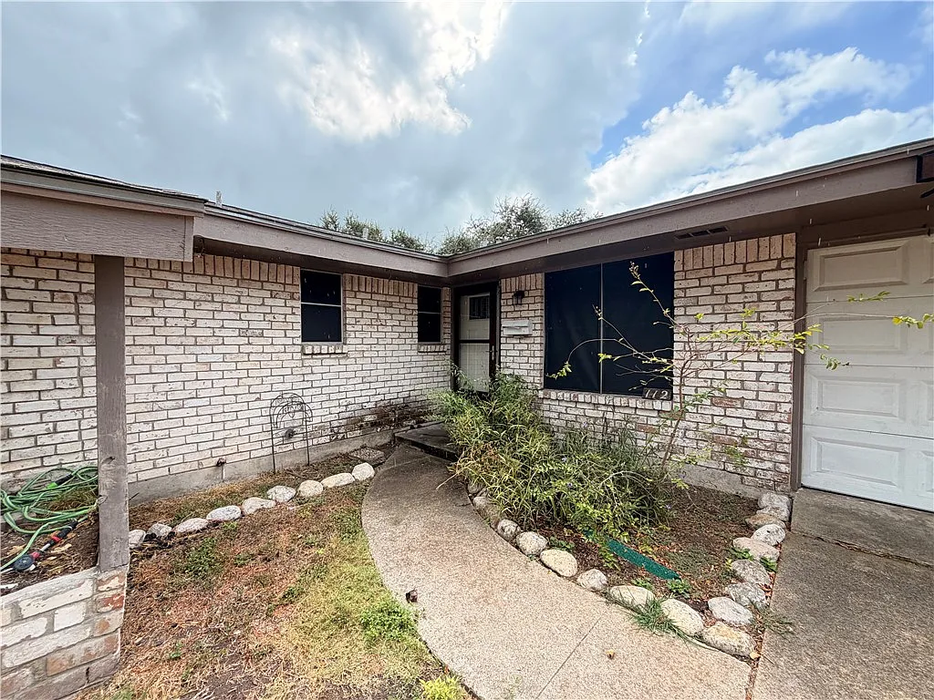 3 bed, 2.0 bath, 1332 sqft, $1,800 — Photo 3