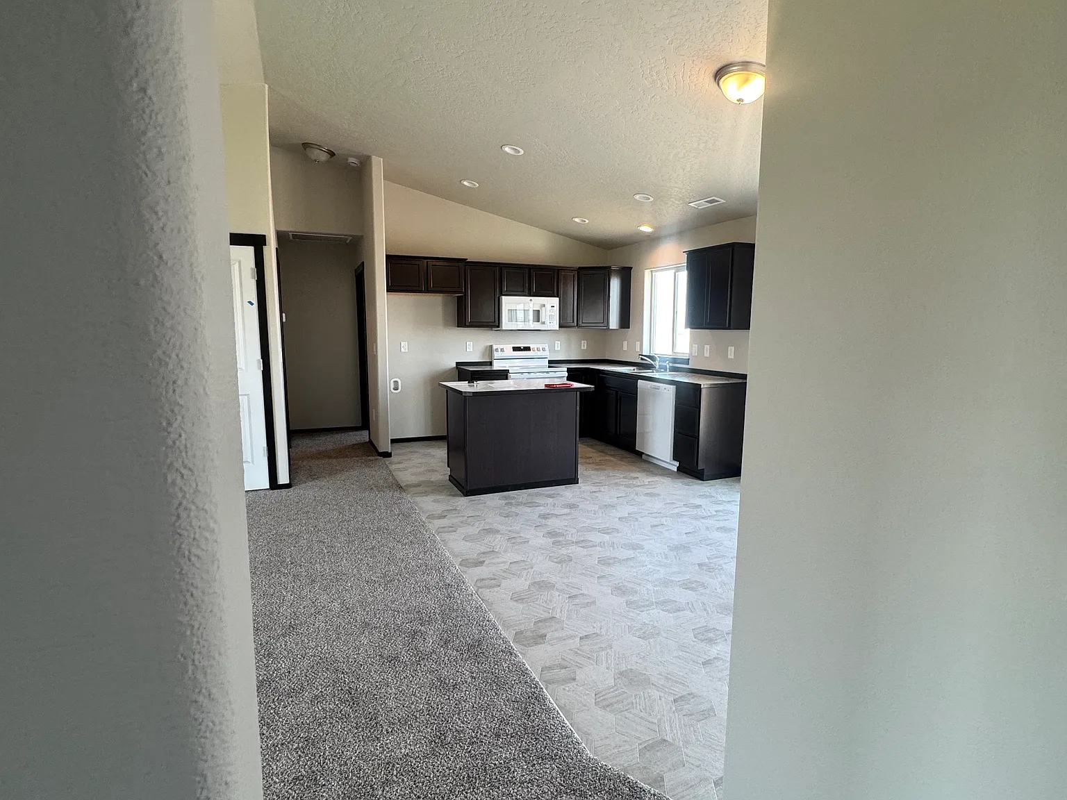 3 bed, 1181 sqft, $2,000 — Photo 3