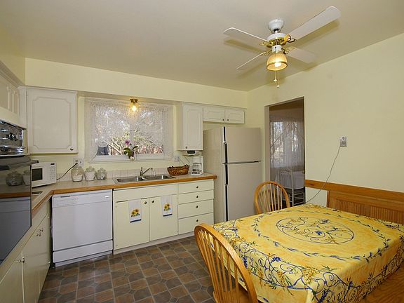 NEW VINYL FLOOR INSTALLED IN THE KITCHEN 