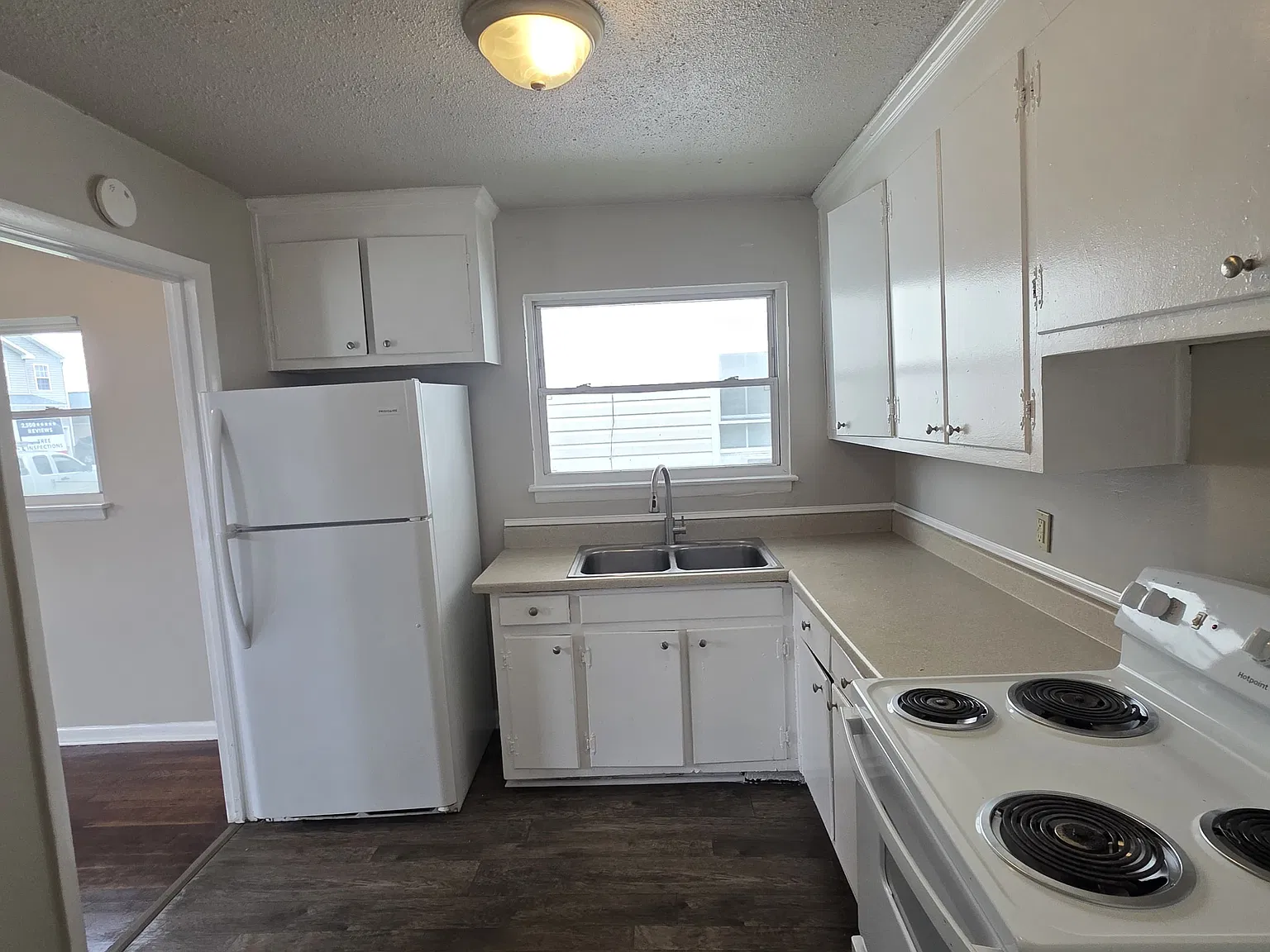 3 bed, 1050 sqft, $1,685 — Photo 2