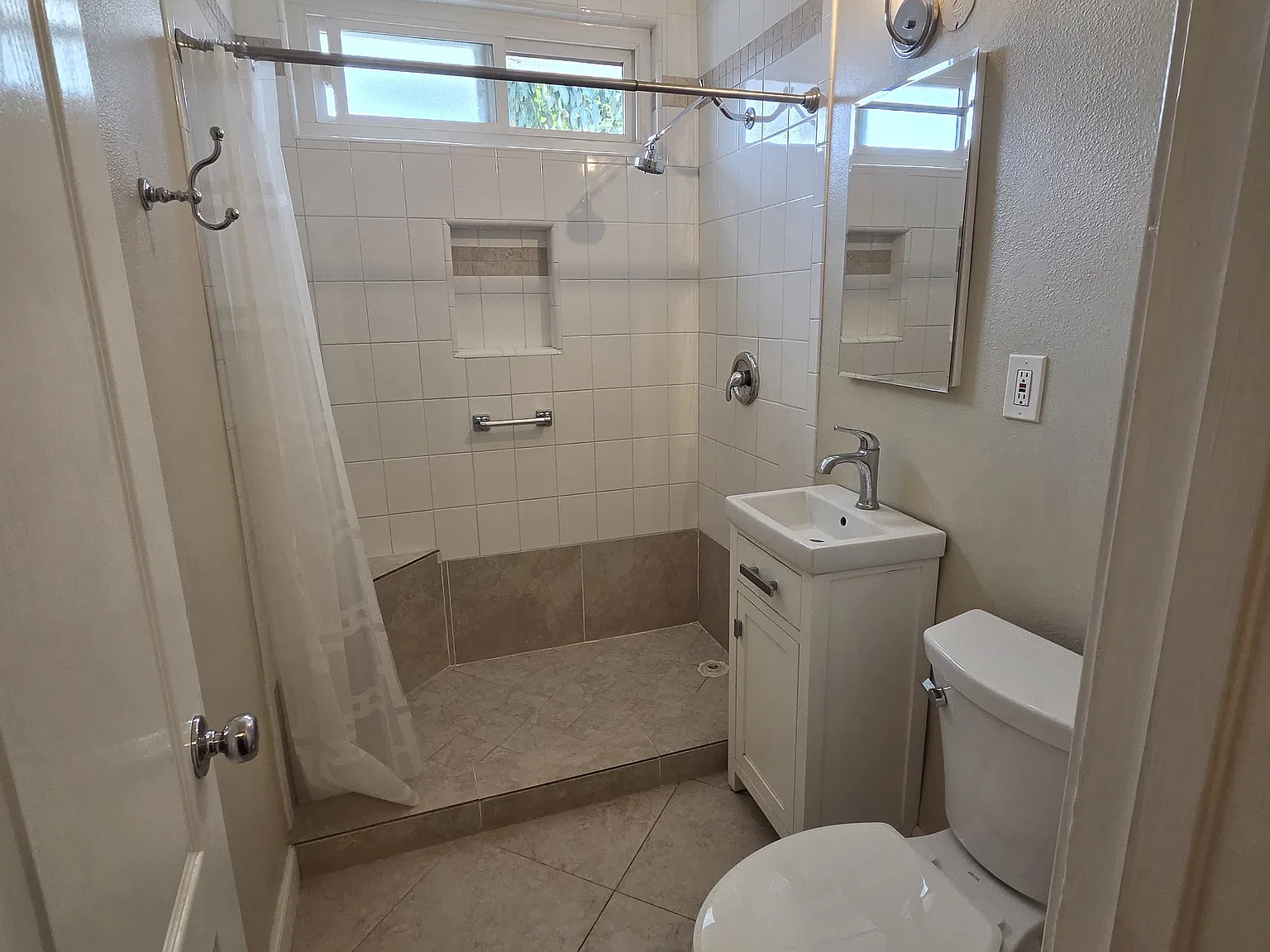 2 bed, 755 sqft, $2,499 — Photo 2