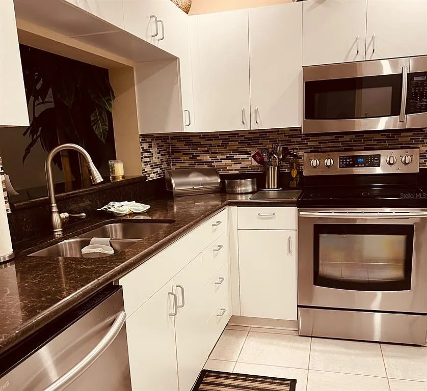 2 bed, 2.0 bath, 1106 sqft, $5,000 — Photo 2