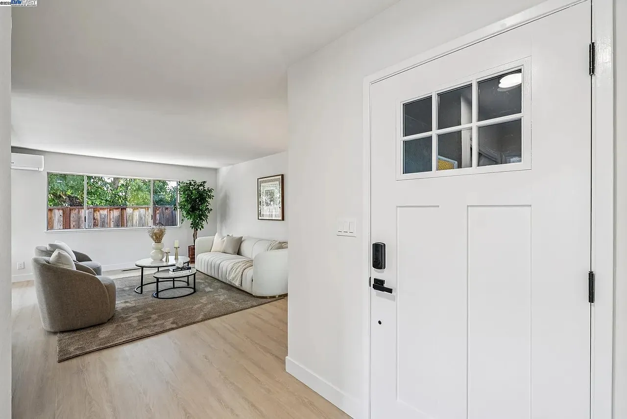 2 bed, 1070 sqft, $3,250 — Photo 3