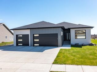 1612 Ridge Dr SE, Mandan, ND 58554