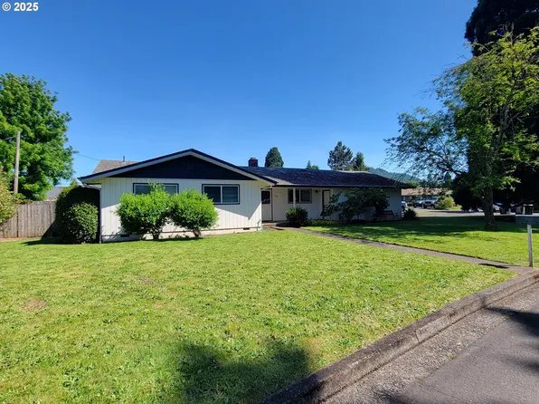 935 S 38th St, Springfield, OR 97478