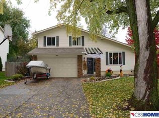 904 Crest Rd, Papillion, NE 68046