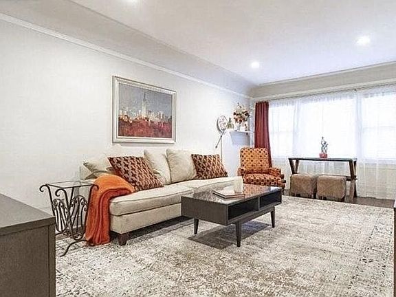 5th image of 411 Bellevue Ave E APT 102