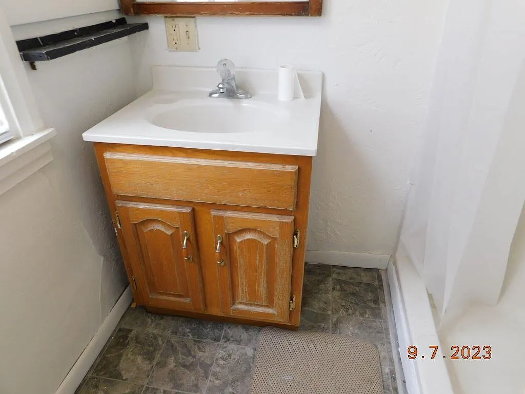 1 bed, 300 sqft, $425 — Photo 4