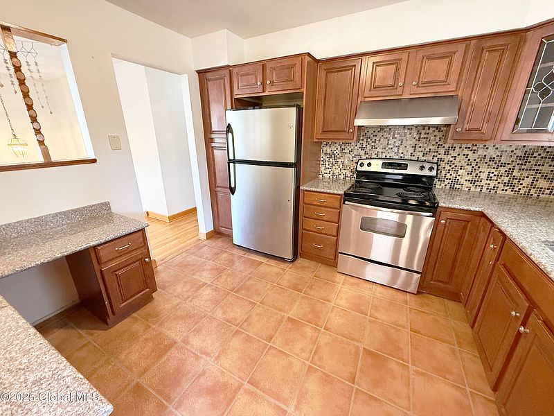 3rd image of 5 Lynn Drive
