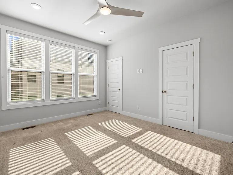 539 W Tremont Ave — Photo 23