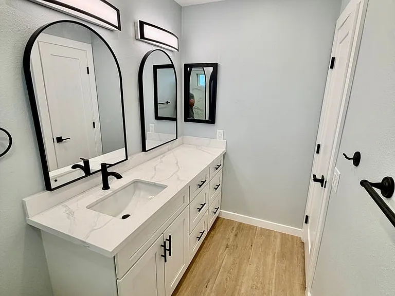 Howard & Lexington Apts — Photo 17