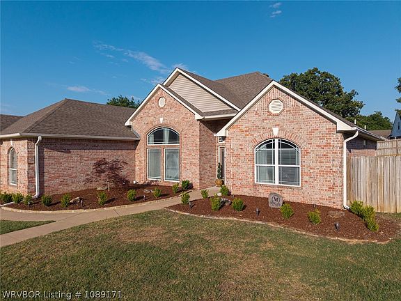 3rd image of 810 Woodland Way