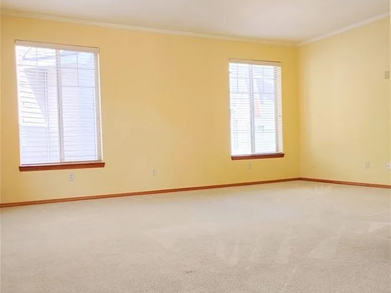 210 Sagebrook Ln — Photo 2