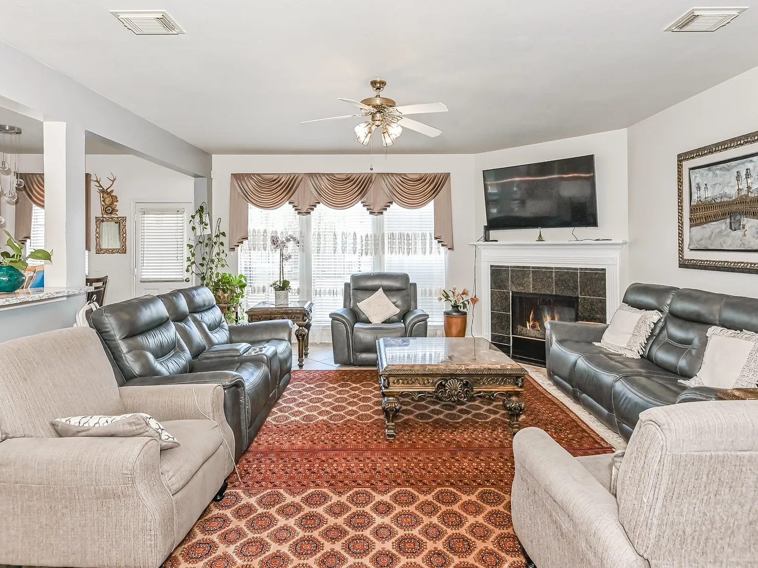 5 bed, 2.5 bath, 2572 sqft, $2,600 — Photo 4