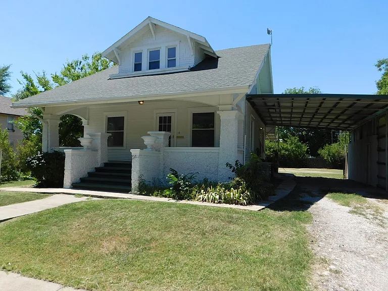113 S Oak St — Photo 18