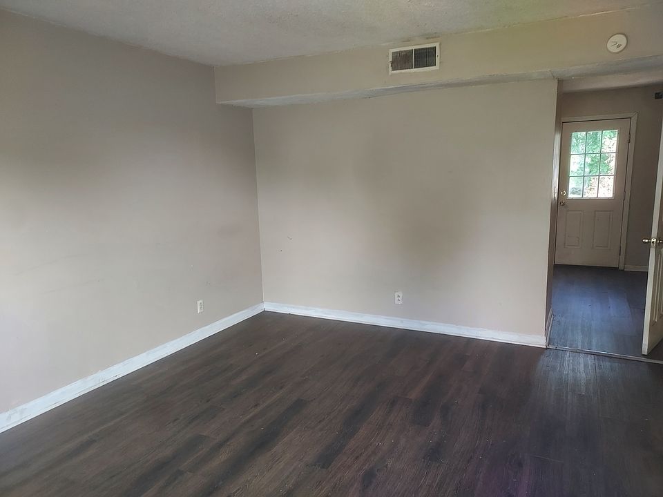 2nd image of 222 Greenleaf Cir
