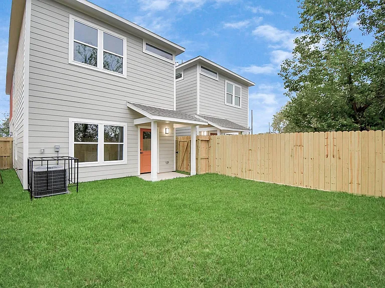 2411 Chew St — Photo 4