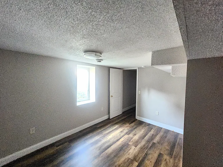1913 University Ave NE — Photo 32