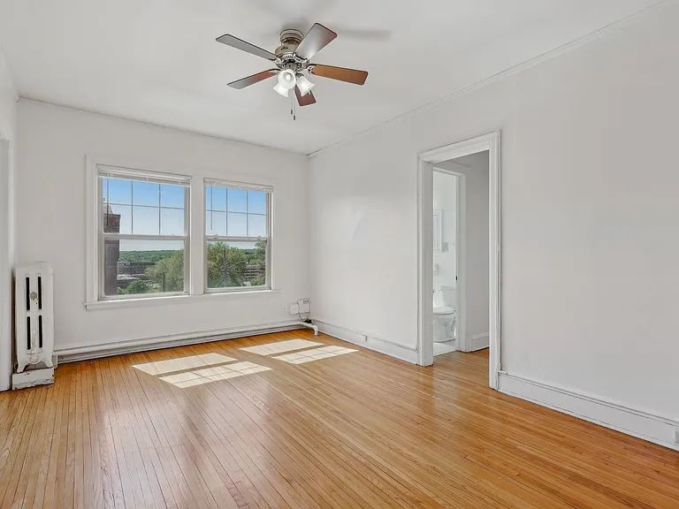 Summit Hill Apartments — Photo 17