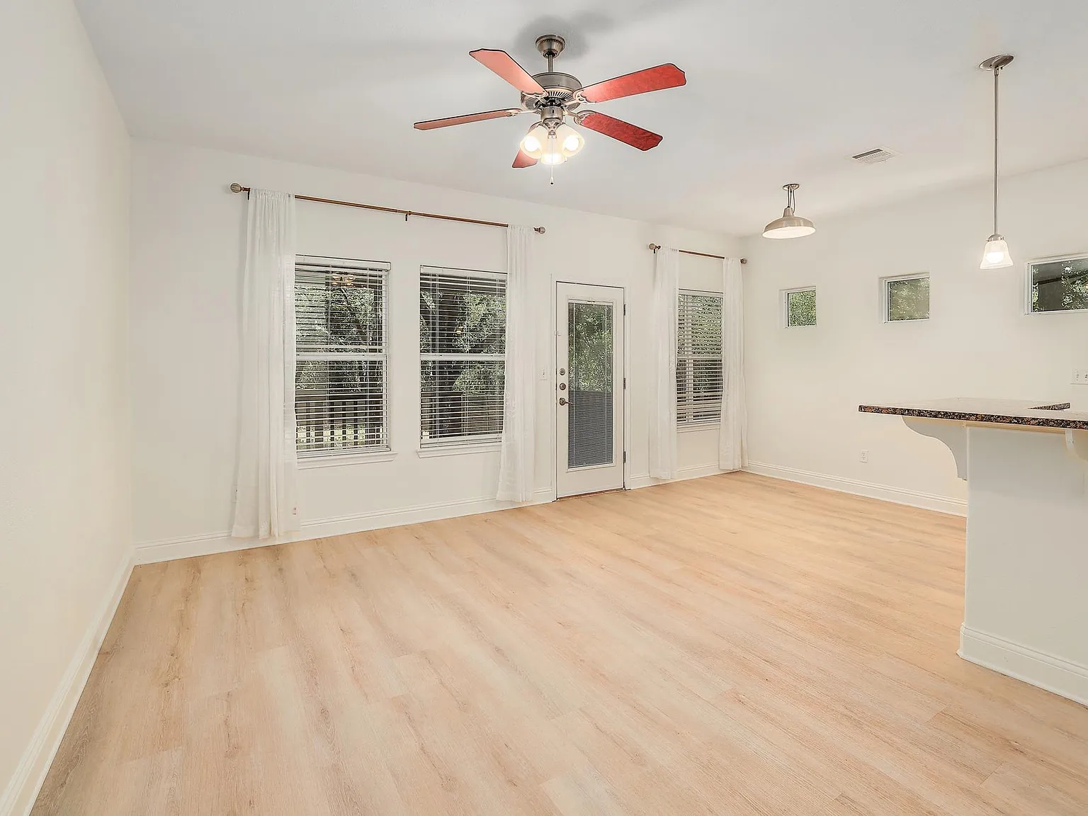 3 bed, 2.5 bath, 1404 sqft, $2,600 — Photo 3