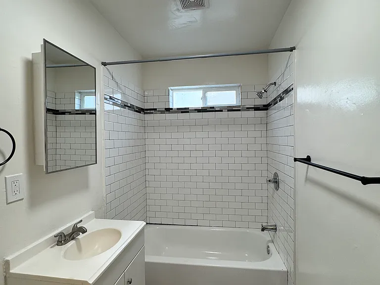 Bathroom/Tub