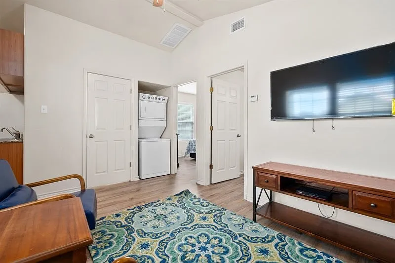 2 bed, 1.0 bath, 500 sqft, $1,400 — Photo 3