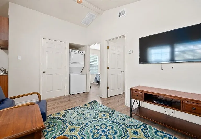 113 Gillespie #B — Photo 3