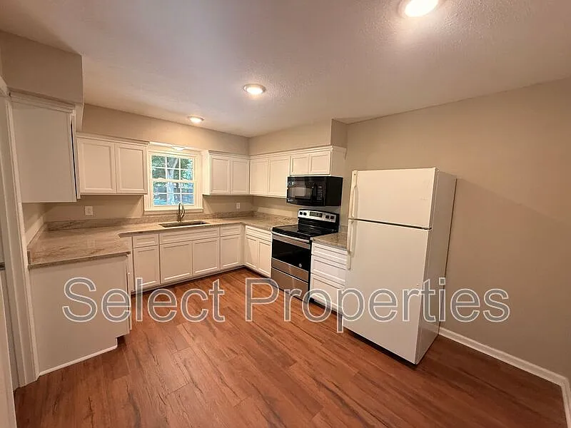 3 bed, 2.0 bath, 1102 sqft, $1,650 — Photo 2