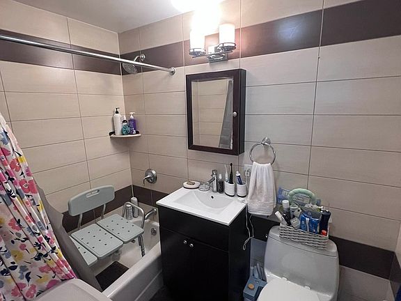 5th image of 2646 30th St APT 1R