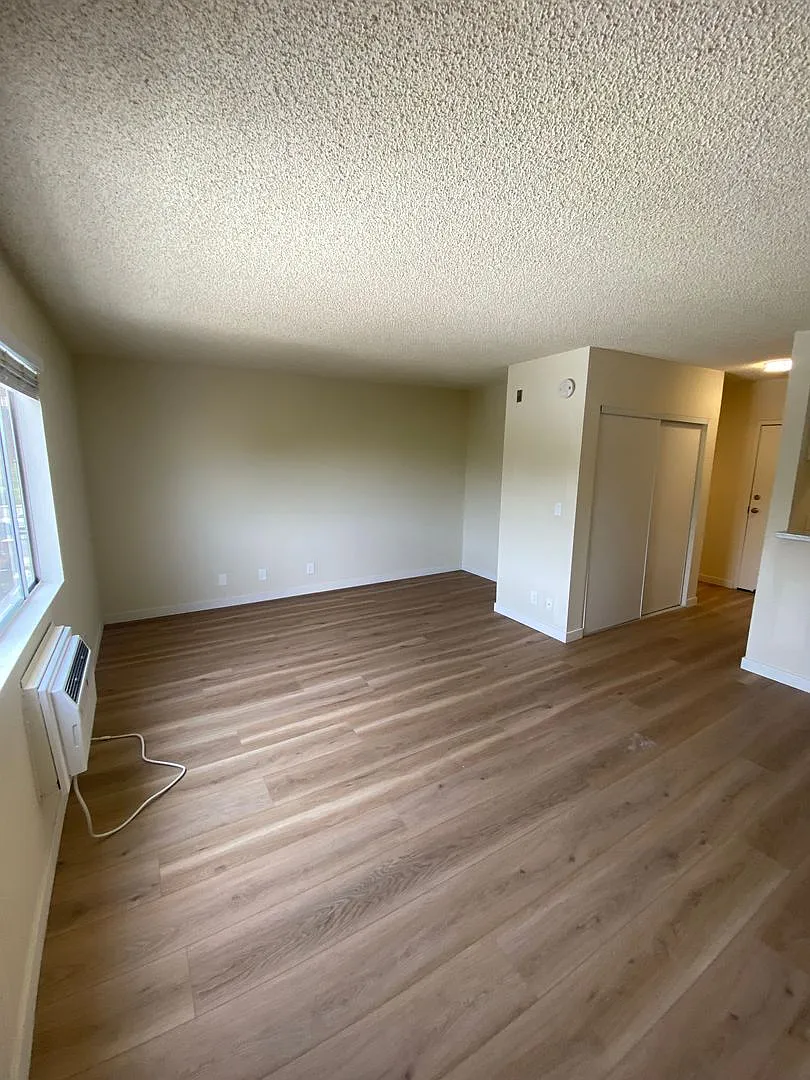 10231 Pinewood Ave — Photo 2