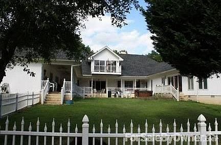 Back yard
						:
						Fenced area for children and pets