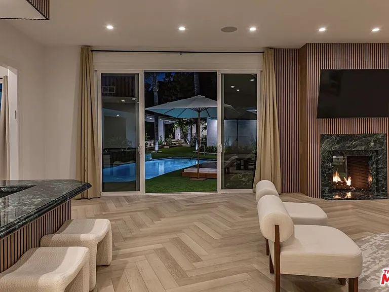 560 Chalette Dr — Photo 10