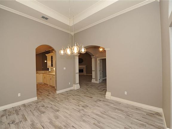 4th image of 1202 Southampton Dr